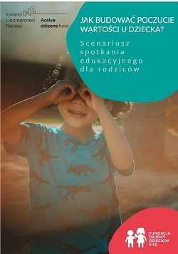Okładka scenariusza ze zdjęciem chłopca z przyłożonymi dłoniami do oczu jakby patrzył przez lornetkę