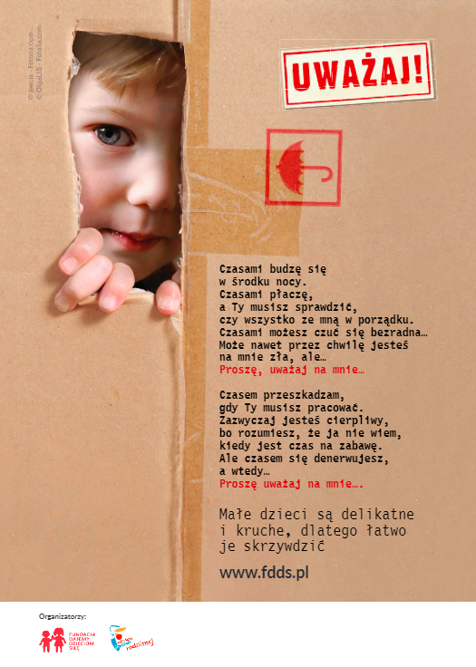 Obrazek plakatu niczym tekturowe pudełko, z którego wygląda małe dziecko. Czerwony napis Uważaj! niczym ostrzeżenie o szkle.
