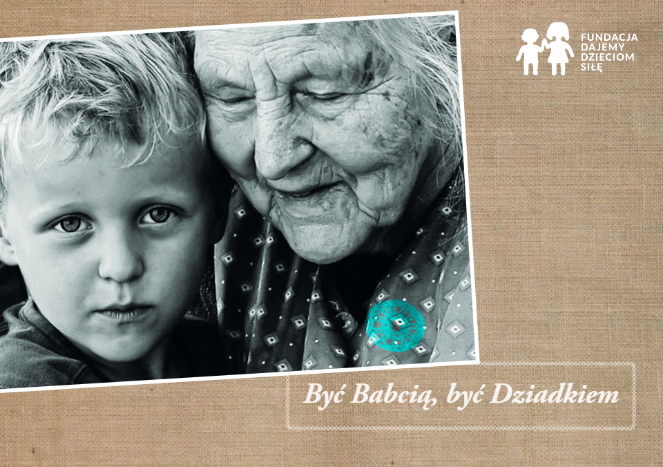 Brązowa okładka z czarno-białym zdjęciem starszej babci z wnukiem